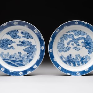 A pair of Chinese blue and white 'dragon' plates, Kangxi mark and of the period — 照片 1