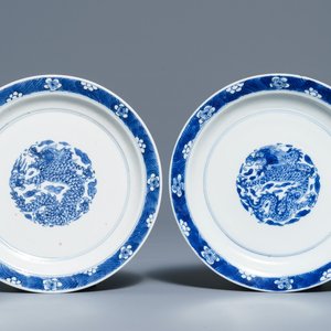 A pair of Chinese blue and white 'dragon' plates, Kangxi mark and of the period — 照片 1