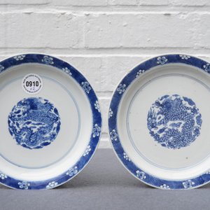 A pair of Chinese blue and white 'dragon' plates, Kangxi mark and of the period — 照片 3