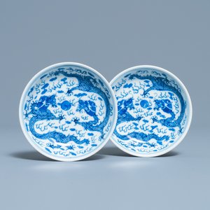 A pair of Chinese blue and white 'dragon' saucers, Kangxi mark, 19th C. — 照片 1