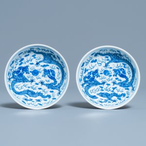 A pair of Chinese blue and white 'dragon' saucers, Kangxi mark, 19th C. — 照片 2