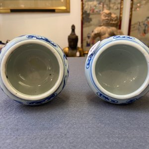 A pair of Chinese blue and white 'dragon' stem cups and one in copper-red, 19/20th C. — photo 15
