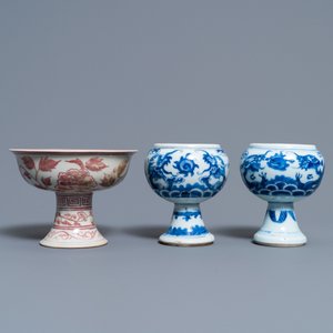 A pair of Chinese blue and white 'dragon' stem cups and one in copper-red, 19/20th C. — photo 2