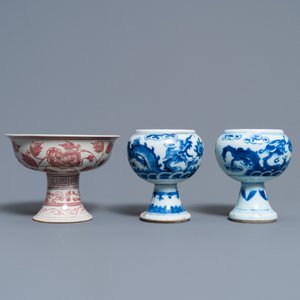 A pair of Chinese blue and white 'dragon' stem cups and one in copper-red, 19/20th C. — photo 5