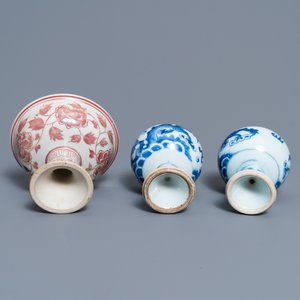A pair of Chinese blue and white 'dragon' stem cups and one in copper-red, 19/20th C. — photo 7