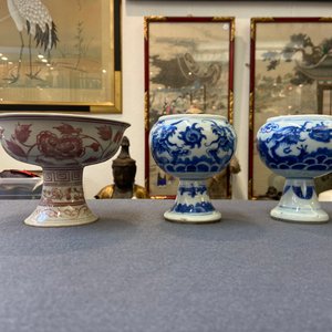 A pair of Chinese blue and white 'dragon' stem cups and one in copper-red, 19/20th C. — photo 8