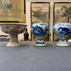 A pair of Chinese blue and white 'dragon' stem cups and one in copper-red, 19/20th C. — photo 9