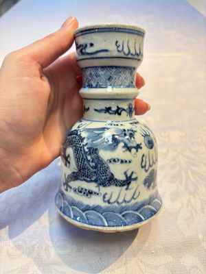 A pair of Chinese blue and white 'Dragons Chasing the Flaming Pearl’ candlesticks, 19th C. — foto 1