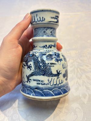 A pair of Chinese blue and white 'Dragons Chasing the Flaming Pearl’ candlesticks, 19th C. — foto 11