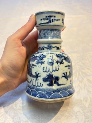 A pair of Chinese blue and white 'Dragons Chasing the Flaming Pearl’ candlesticks, 19th C. — foto 12