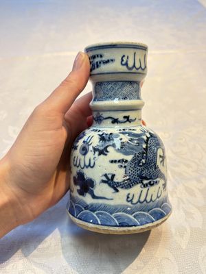 A pair of Chinese blue and white 'Dragons Chasing the Flaming Pearl’ candlesticks, 19th C. — foto 13