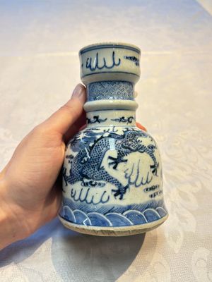 A pair of Chinese blue and white 'Dragons Chasing the Flaming Pearl’ candlesticks, 19th C. — foto 14