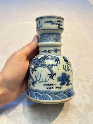 A pair of Chinese blue and white 'Dragons Chasing the Flaming Pearl’ candlesticks, 19th C. — foto 15