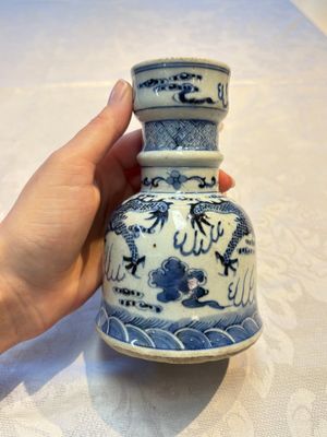 A pair of Chinese blue and white 'Dragons Chasing the Flaming Pearl’ candlesticks, 19th C. — foto 16