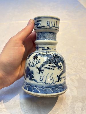A pair of Chinese blue and white 'Dragons Chasing the Flaming Pearl’ candlesticks, 19th C. — foto 17
