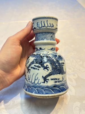 A pair of Chinese blue and white 'Dragons Chasing the Flaming Pearl’ candlesticks, 19th C. — foto 18