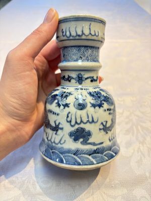 A pair of Chinese blue and white 'Dragons Chasing the Flaming Pearl’ candlesticks, 19th C. — foto 2