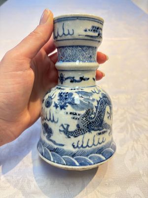 A pair of Chinese blue and white 'Dragons Chasing the Flaming Pearl’ candlesticks, 19th C. — foto 3