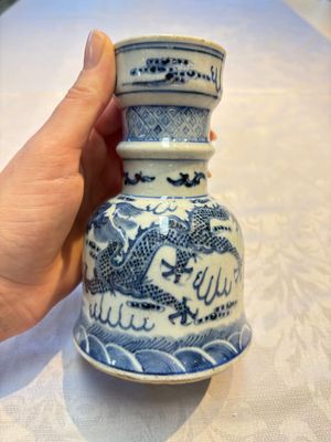A pair of Chinese blue and white 'Dragons Chasing the Flaming Pearl’ candlesticks, 19th C. — foto 4