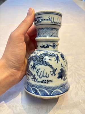 A pair of Chinese blue and white 'Dragons Chasing the Flaming Pearl’ candlesticks, 19th C. — foto 5