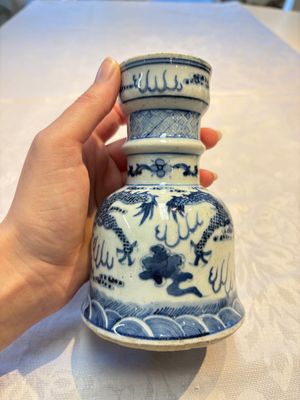 A pair of Chinese blue and white 'Dragons Chasing the Flaming Pearl’ candlesticks, 19th C. — foto 6