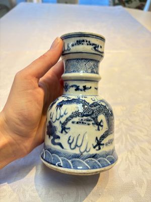 A pair of Chinese blue and white 'Dragons Chasing the Flaming Pearl’ candlesticks, 19th C. — foto 7
