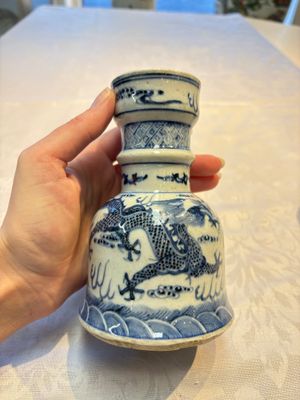 A pair of Chinese blue and white 'Dragons Chasing the Flaming Pearl’ candlesticks, 19th C. — foto 8