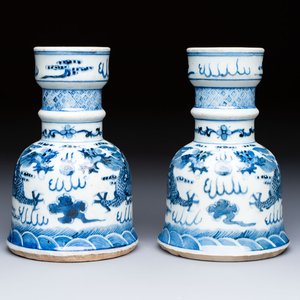 A pair of Chinese blue and white 'Dragons Chasing the Flaming Pearl’ candlesticks, 19th C. — foto 1