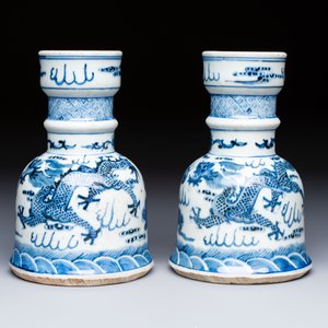 A pair of Chinese blue and white 'Dragons Chasing the Flaming Pearl’ candlesticks, 19th C. — foto 2