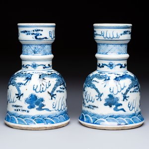 A pair of Chinese blue and white 'Dragons Chasing the Flaming Pearl’ candlesticks, 19th C. — foto 3