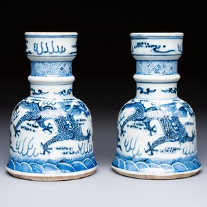 A pair of Chinese blue and white 'Dragons Chasing the Flaming Pearl’ candlesticks, 19th C. — foto 4
