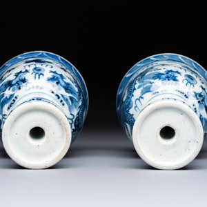 A pair of Chinese blue and white 'Dragons Chasing the Flaming Pearl’ candlesticks, 19th C. — foto 5
