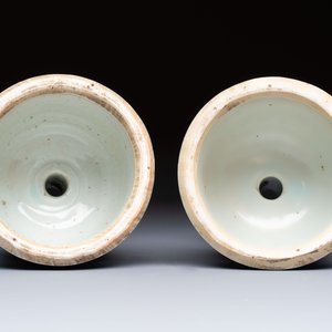 A pair of Chinese blue and white 'Dragons Chasing the Flaming Pearl’ candlesticks, 19th C. — foto 6