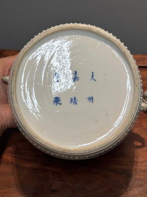 A pair of Chinese blue and white drum-shaped jars and cover, Jiajing mark, Kangxi — 照片 11