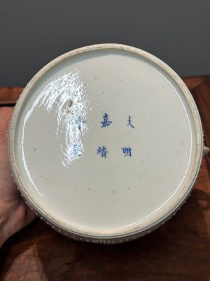 A pair of Chinese blue and white drum-shaped jars and cover, Jiajing mark, Kangxi — 照片 22