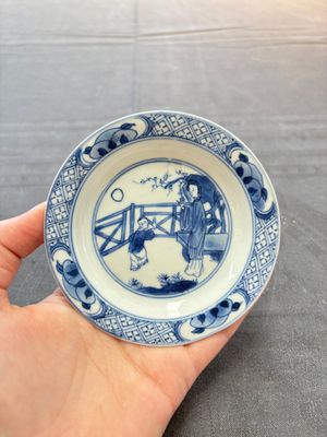 A pair of Chinese blue and white 'elegant beauty and boy' cups and saucers, Chenghua mark, Kangxi — 照片 1