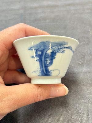 A pair of Chinese blue and white 'elegant beauty and boy' cups and saucers, Chenghua mark, Kangxi — 照片 11