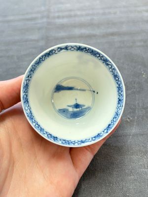 A pair of Chinese blue and white 'elegant beauty and boy' cups and saucers, Chenghua mark, Kangxi — 照片 14