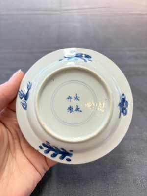 A pair of Chinese blue and white 'elegant beauty and boy' cups and saucers, Chenghua mark, Kangxi — 照片 2