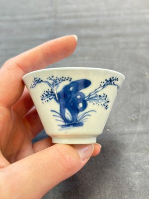 A pair of Chinese blue and white 'elegant beauty and boy' cups and saucers, Chenghua mark, Kangxi — 照片 3