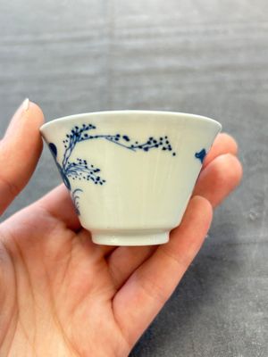 A pair of Chinese blue and white 'elegant beauty and boy' cups and saucers, Chenghua mark, Kangxi — 照片 4