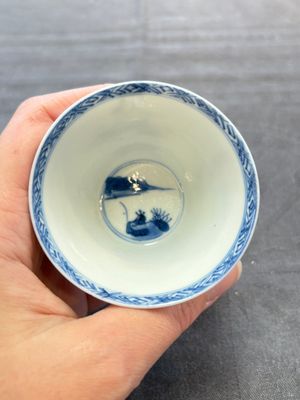 A pair of Chinese blue and white 'elegant beauty and boy' cups and saucers, Chenghua mark, Kangxi — 照片 7