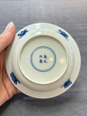 A pair of Chinese blue and white 'elegant beauty and boy' cups and saucers, Chenghua mark, Kangxi — 照片 10