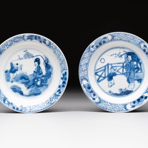 A pair of Chinese blue and white 'elegant beauty and boy' cups and saucers, Chenghua mark, Kangxi — 照片 2