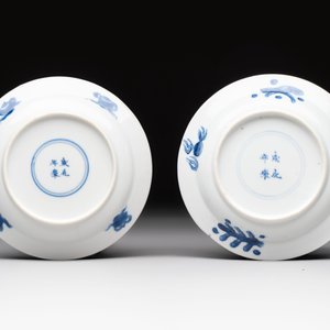 A pair of Chinese blue and white 'elegant beauty and boy' cups and saucers, Chenghua mark, Kangxi — 照片 3