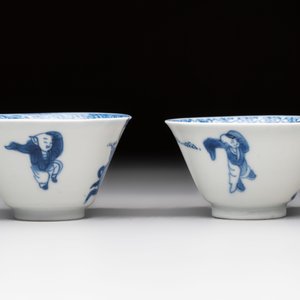 A pair of Chinese blue and white 'elegant beauty and boy' cups and saucers, Chenghua mark, Kangxi — 照片 7