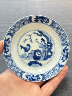A pair of Chinese blue and white 'Elegant Beauty and Boy' cups and saucers, Chenghua mark, Kangxi — photo 1