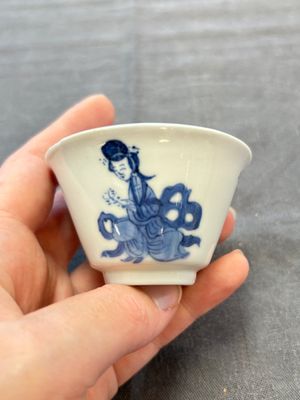 A pair of Chinese blue and white 'Elegant Beauty and Boy' cups and saucers, Chenghua mark, Kangxi — photo 11