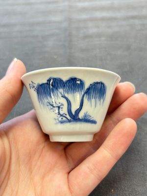 A pair of Chinese blue and white 'Elegant Beauty and Boy' cups and saucers, Chenghua mark, Kangxi — photo 12