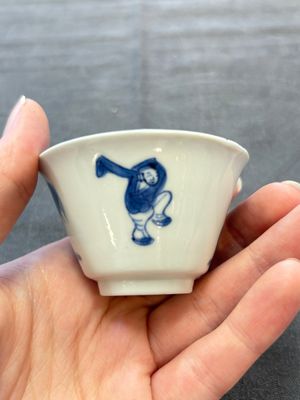 A pair of Chinese blue and white 'Elegant Beauty and Boy' cups and saucers, Chenghua mark, Kangxi — photo 13